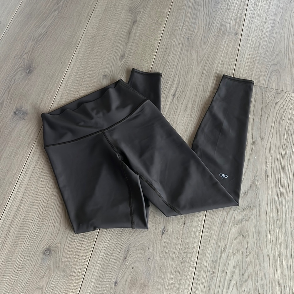 Alo Yoga leggings size S dark brown